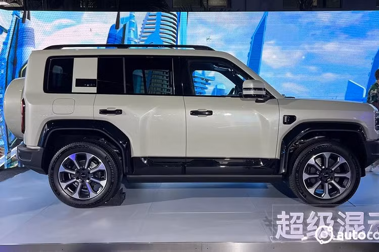 Nhìn ngang hông xe, Fang Cheng Bao Leopard 5 lại càng ra dáng một mẫu SUV việt dã khi được thiết kế hốc bánh mở rộng đi kèm ốp cua lốp khoẻ khoắn. Thân xe có thêm những đường gân dập nổi. Cột C sơn cùng màu thân xe và được tích hợp thêm đèn. Fang Cheng Bao Leopard 5 được trang bị 2 tuỳ chọn bộ mâm gồm loại 18 inch đi với lốp BFGoodrich A/T và vành 20 inch được bao bởi lốp Michelin Pilot Sport.