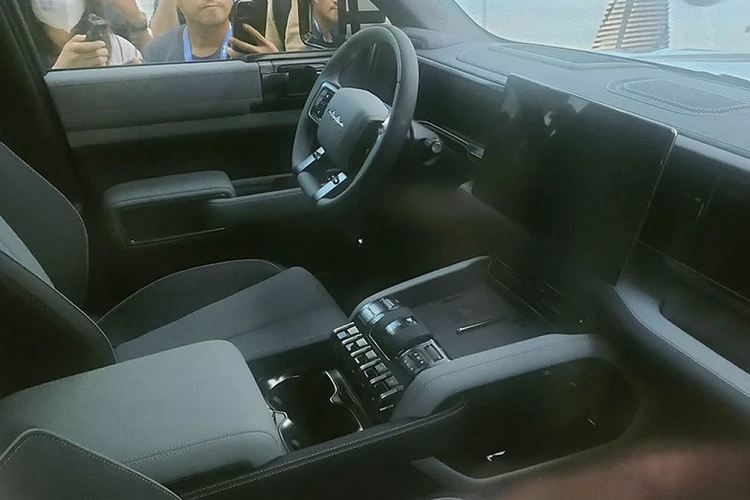 Mẫu SUV hạng trung này được trang bị cụm pin BYD Blade với dung lượng 30 kWh, cung cấp phạm vi hoạt động 125 km mà không cần dùng động cơ xăng. Sau khi sạc đầy pin và đổ đầy bình xăng 80 lít, xe có thể chạy 1.200 km.