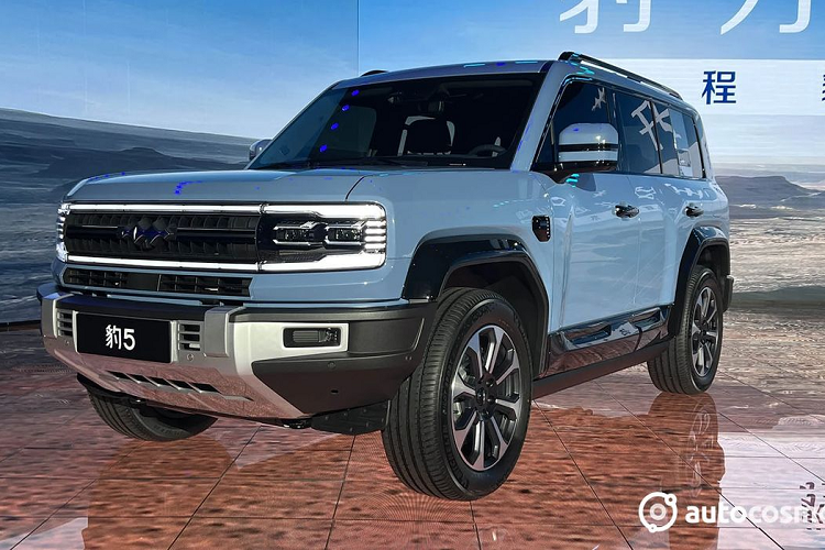 Thiết kế của Fang Cheng Bao Leopard 5 khá vuông vức và hầm hố. Phần đầu xe gây ấn tượng với dải đèn LED định vị ban ngày nằm song song chạy dài hết chiều rộng. Nằm giữa 2 dải đèn này là đèn pha LED và lưới tản nhiệt của xe. Sâu xuống phía dưới là cản trước được thiết kế khá cầu kỳ, tích hợp đèn sương mù nhỏ cùng tấm ốp gầm màu bạc thể thao.