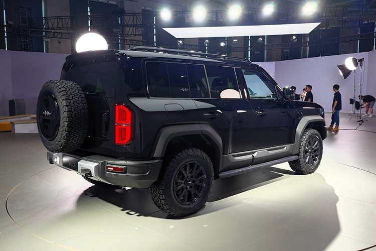 Mẫu xe đầu tiên của Fang Cheng Bao là mẫu SUV việt dã dùng khung gầm hình thang có tên là Leopard 5. Sau đó sẽ là Leopard 3 nhỏ hơn và Leopard 8 lớn hơn trình làng. Vừa qua, hãng BYD đã tổ chức sự kiện ra mắt Fang Cheng Bao Leopard 5 ở Trung Quốc.