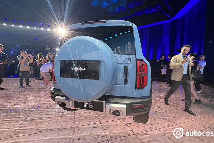 Di chuyển ra phía sau, Fang Cheng Bao Leopard 5 gây ấn tượng với cụm đèn hậu nằm dọc. Cản sau có thiết kế tương tự đầu xe và có thêm 2 móc cứu hộ. Chiếc SUV việt dã được trang bị thêm lốp dự phòng nên cửa cốp của mẫu xe này mở sang ngang thay vì mở lên trên.