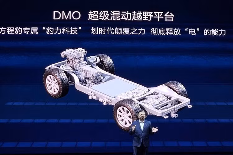 Một số trang bị đáng chú ý bên trong cabin của Fang Cheng Bao Leopard 5 có: màn hình hiển thị thông tin kính lái HUD 50 inch, cụm điều khiển trung tâm còn có sạc điện thoại không dây, cần số điện tử, 2 thanh cuộn để chỉnh các tính năng của xe, tay nắm cửa trên mặt táp-lô, bệ tì tay cỡ lớn ở giữa 2 ghế trước và hệ thống âm thanh Devialet cao cấp.