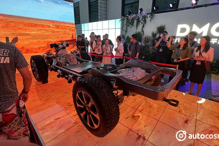 Bên trong cabin, Fang Cheng Bao Leopard 5 chào đón người dùng bằng một không gian hiện đại. Khu vực táp-lô của xe có đến 3 màn hình, gồm: màn hình LCD đóng vai trò bảng đồng hồ kỹ thuật số nằm đằng sau vô lăng, màn hình cảm ứng trung tâm cỡ lớn ở giữa có thể xoay ngang hoặc dọc và cuối cùng là màn hình giải trí dành cho hành khách phía trước.