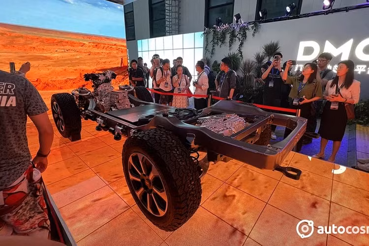 Bên trong cabin, Fang Cheng Bao Leopard 5 chào đón người dùng bằng một không gian hiện đại. Khu vực táp-lô của xe có đến 3 màn hình, gồm: màn hình LCD đóng vai trò bảng đồng hồ kỹ thuật số nằm đằng sau vô lăng, màn hình cảm ứng trung tâm cỡ lớn ở giữa có thể xoay ngang hoặc dọc và cuối cùng là màn hình giải trí dành cho hành khách phía trước.