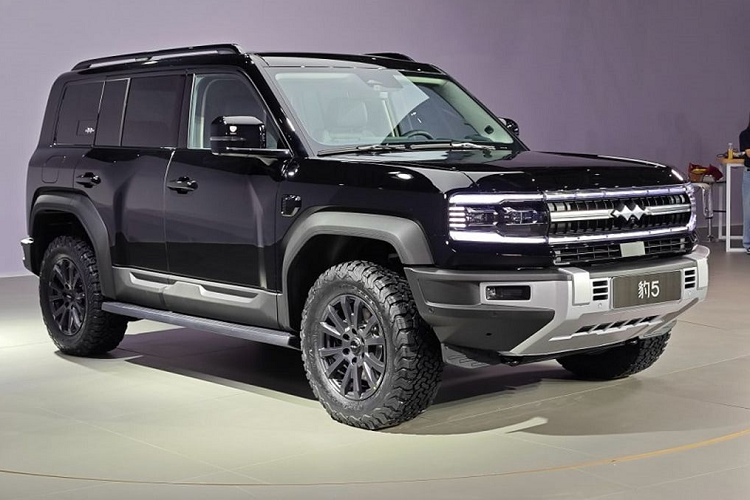 Fang Cheng Bao Leopard 5 sở hữu kích thước dài x rộng x cao lần lượt là 4.890 x 1.970 x 1.920 mm và chiều dài cơ sở 2.800 mm. Số đo này của Leopard 5 tương đương với Toyota Land Cruiser Prado thế hệ mới.