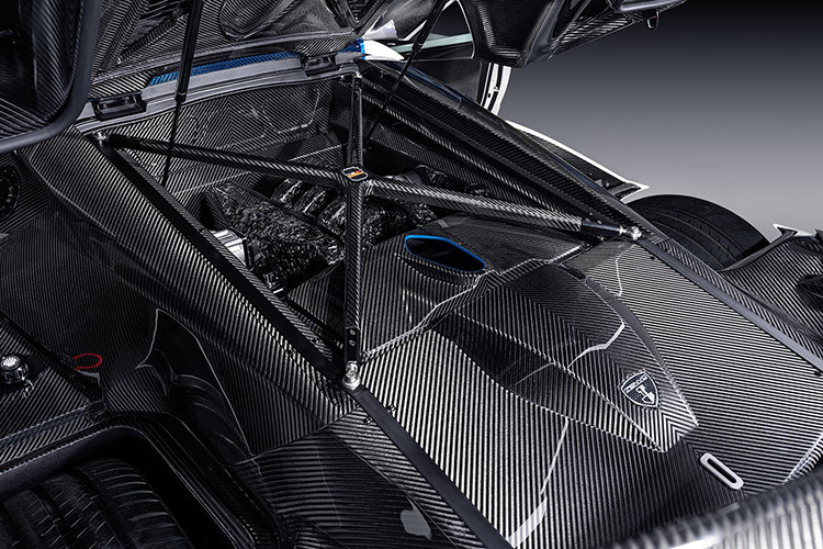 Trong khi đó, động cơ V12 được trang bị cho chiếc siêu xe hypercar Aurora sắp ra mắt lần này được gọi với tên "Mjølner", là kết quả của sự hợp tác giữa Zenvo và MAHLE Powertrain, có dung tích 6.6L và trang bị tới 4 bộ turbo tăng áp.