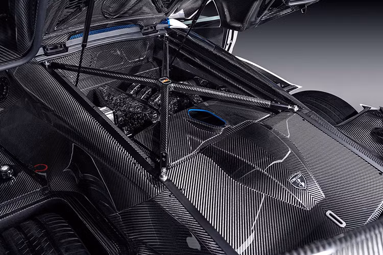 Trong khi đó, động cơ V12 được trang bị cho chiếc siêu xe hypercar Aurora sắp ra mắt lần này được gọi với tên "Mjølner", là kết quả của sự hợp tác giữa Zenvo và MAHLE Powertrain, có dung tích 6.6L và trang bị tới 4 bộ turbo tăng áp.