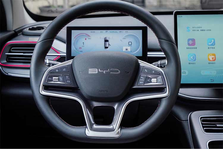 Trước đó, những bức ảnh chụp xe Sea Lion 07 ở dạng ngụy trang một phần đã được chia sẻ. Khi đó BYD chưa xác nhận tên xe, chỉ dự kiến sẽ ra mắt vào năm 2022 và vẫn chưa rõ nguyên nhân gây ra sự chậm trễ.