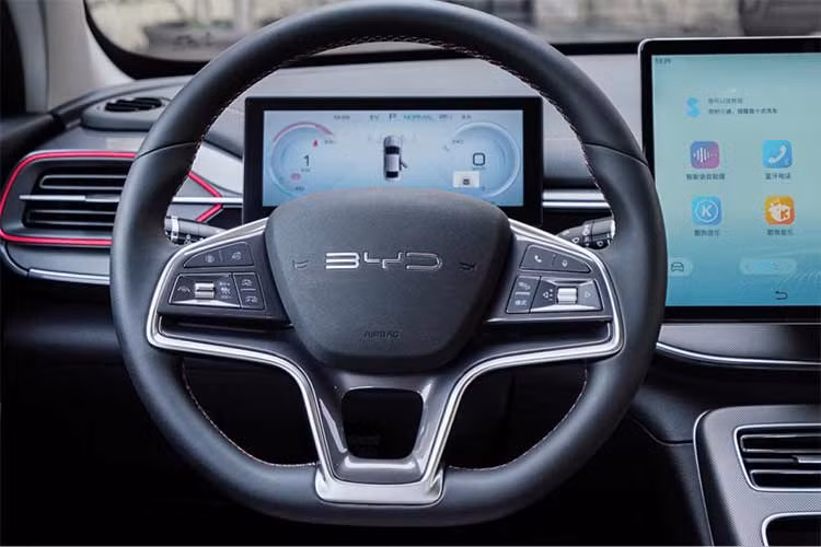 Trước đó, những bức ảnh chụp xe Sea Lion 07 ở dạng ngụy trang một phần đã được chia sẻ. Khi đó BYD chưa xác nhận tên xe, chỉ dự kiến sẽ ra mắt vào năm 2022 và vẫn chưa rõ nguyên nhân gây ra sự chậm trễ.