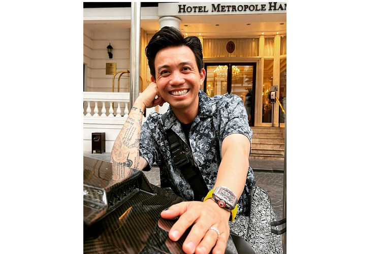 Trong suốt 4 năm sở hữu chiếc xe SUV hạng sang Mercedes-AMG G63 Edition 1, Minh Nhựa đã nhiều lần cho xe thay áo qua các bộ áo khác nhau nhưng điểm nhấn mạnh nhất chính là việc xe lên bản độ Brabus 800 Widestar rất đình đám, làm cho ngoại hình xe trở nên hầm hố, lột xác khỏi thiết kế nguyên bản của xe vốn đã quá nam tính.