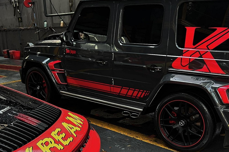 Tuy nhiên 2 tháng trở lại đây, chiếc SUV hạng sang Mercedes-AMG G63 Edition 1 của Minh Nhựa đã có sự thay đổi khá bất ngờ, đó không chỉ là việc xe được dán màu đen nhám mà các ký hiệu phong cách chơi xe của đại gia này đã bị tháo bỏ, thay vào đó là chữ K và tên của con rể xuất hiện.