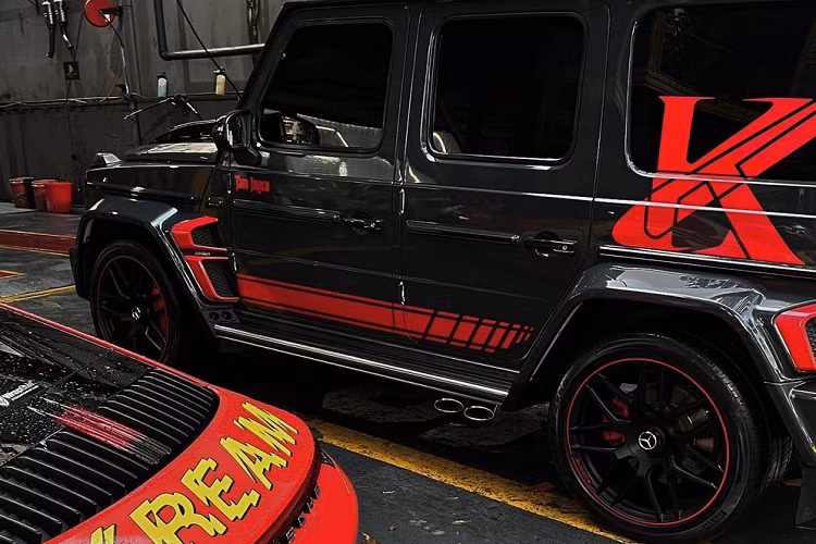 Tuy nhiên 2 tháng trở lại đây, chiếc SUV hạng sang Mercedes-AMG G63 Edition 1 của Minh Nhựa đã có sự thay đổi khá bất ngờ, đó không chỉ là việc xe được dán màu đen nhám mà các ký hiệu phong cách chơi xe của đại gia này đã bị tháo bỏ, thay vào đó là chữ K và tên của con rể xuất hiện.