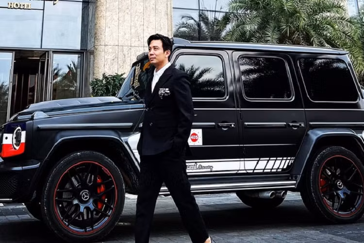 Trong thời gian sắp tới, Minh Nhựa sẽ nhận bàn giao 1 bom tấn đó chính là siêu phẩm McLaren Elva chỉ được sản xuất giới hạn 149 chiếc trên toàn thế giới, trong đó, Minh "Nhựa" chọn mua xe McLaren Elva bản 3 không, tức có thêm tùy chọn trang bị kính chắn gió để hợp pháp lưu thông trên đường phố Việt Nam.