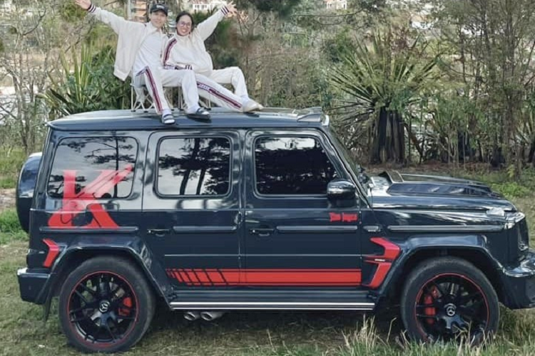 Lúc mới về nước vào tháng 5/2019, chiếc xe SUV hạng sang Mercedes-AMG G63 Edition 1 của Minh Nhựa có màu trắng và thuộc bản đặc biệt. Xe có mức giá bán khoảng 14 tỷ đồng. Về ngoại thất, xe có nhiều chi tiết sơn đen như vỏ gương, mâm hay các đường viền đỏ và bộ tem AMG màu đen bên hông xe.
