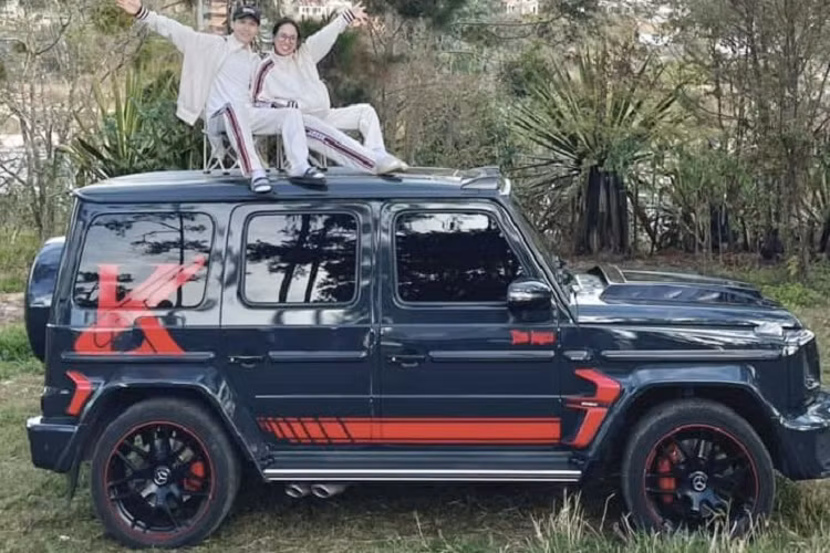 Lúc mới về nước vào tháng 5/2019, chiếc xe SUV hạng sang Mercedes-AMG G63 Edition 1 của Minh Nhựa có màu trắng và thuộc bản đặc biệt. Xe có mức giá bán khoảng 14 tỷ đồng. Về ngoại thất, xe có nhiều chi tiết sơn đen như vỏ gương, mâm hay các đường viền đỏ và bộ tem AMG màu đen bên hông xe.