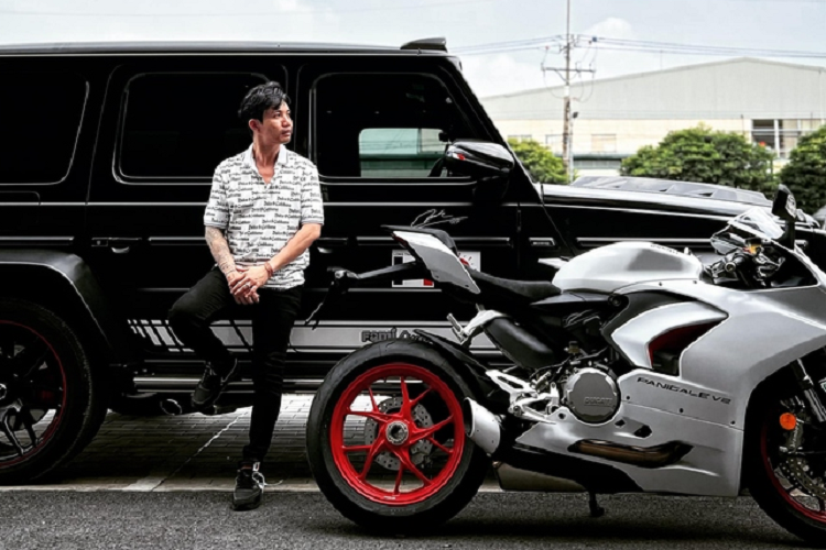 Nếu như Minh Nhựa bán lại hoặc để cho vợ chồng con gái sử dụng chiếc SUV hạng sang Mercedes-AMG G63 Edition 1 đã độ body kit Brabus 800 Widestar cũng rất hợp lý vì trong garage của dân chơi này đang có 2 chiếc xe SUV mới là Range Rover SVAutobiography và Mercedes-Maybach GLS480 4Matic chính hãng.