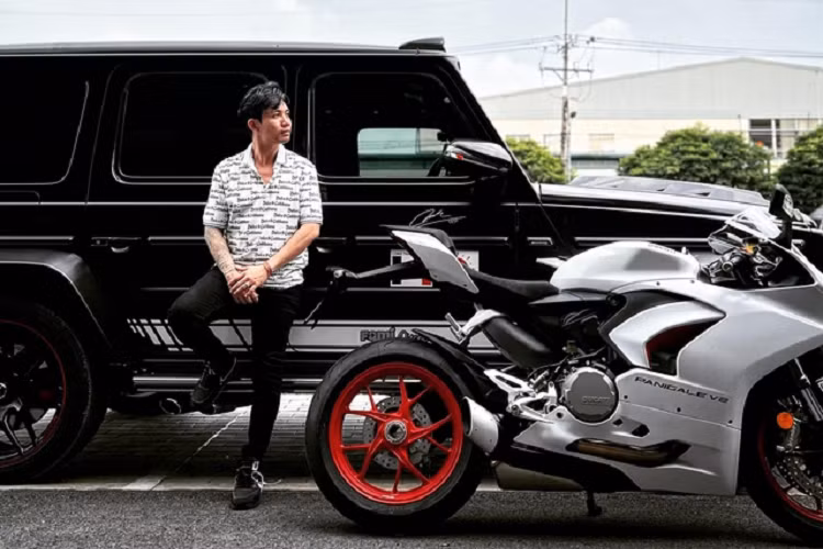 Nếu như Minh Nhựa bán lại hoặc để cho vợ chồng con gái sử dụng chiếc SUV hạng sang Mercedes-AMG G63 Edition 1 đã độ body kit Brabus 800 Widestar cũng rất hợp lý vì trong garage của dân chơi này đang có 2 chiếc xe SUV mới là Range Rover SVAutobiography và Mercedes-Maybach GLS480 4Matic chính hãng.