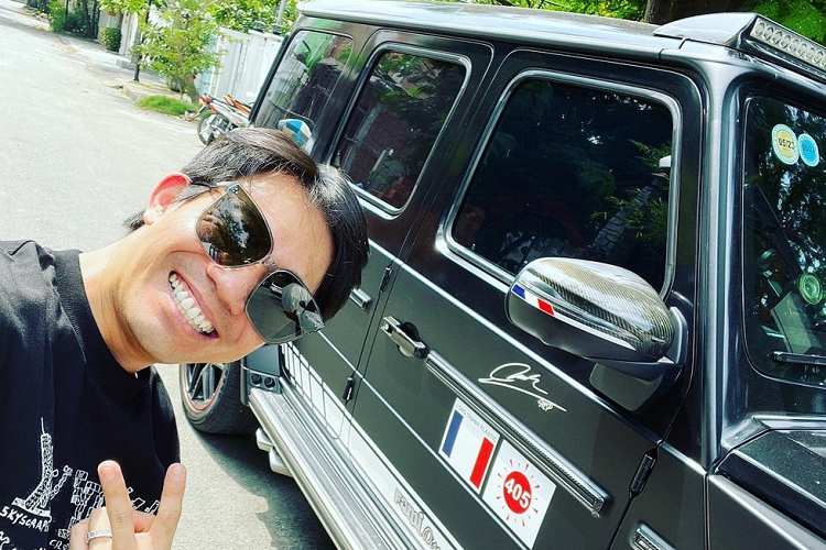 Ngoài chiếc Mercedes-AMG G63 Edition 1 hàng hiếm này, Minh Nhựa còn sở hữu loạt SUV hạng sang đắt tiền khác như; Range Rover Autobiography 2018. Range Rover SVAutobiography, siêu SUV Lamborghini Urus, SUV siêu sang Mercedes-Maybach GLS480 4Matic...