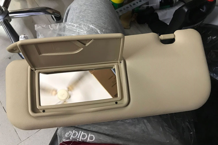 Trên thị trường, bộ phận này có mức giá khá đa dạng. Giá bán ở các đại lý chính hãng tấm chắn nắng của Toyota Vios khoảng 1,1 triệu. Các dòng khác như Fortuner, Altis là 1,1 triệu đồng, của Camry giá 1,6 triệu đồng do có thêm hệ thống dây điện. Các tấm chắn năng của một số mẫu xe hầu như không có sẵn, mà khách hàng phải đặt trước để mua.