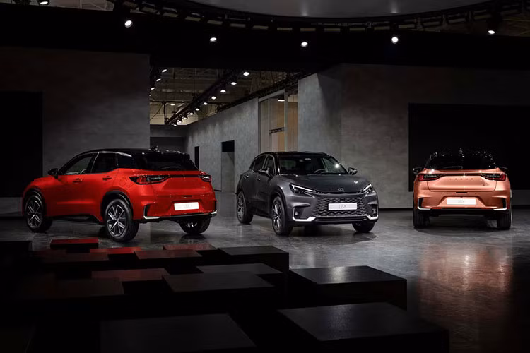 LBX là mẫu xe đầu tiên được Lexus phát triển chủ yếu ở châu Âu. Dự kiến, xe sẽ bắt đầu được sản xuất vào cuối năm nay và bán ra thị trường từ đầu năm 2024. Giá xe Lexus LBX 2024 vẫn chưa được công bố.