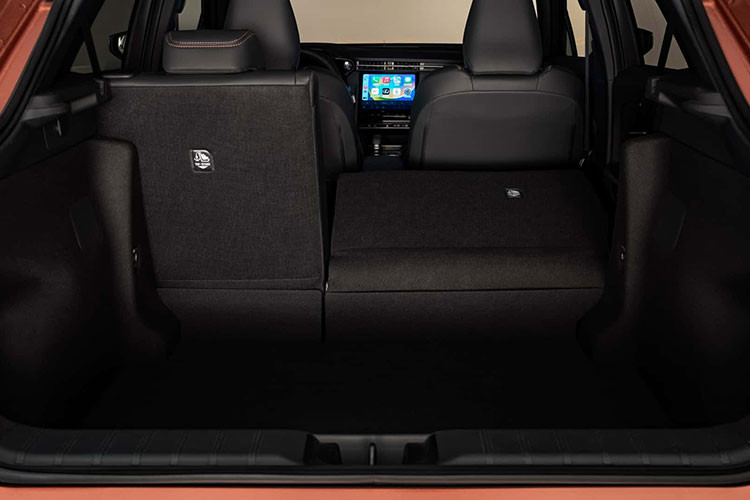 Ghế của Lexus LBX 2024 được bọc bằng chất liệu da cao cấp. Tuy nhiên, mẫu SUV cỡ B này lại không có cửa gió điều hòa dành cho hàng ghế sau. Phía sau là khoang hành lý có thể tích 332 lít ở phiên bản dẫn động cầu trước.