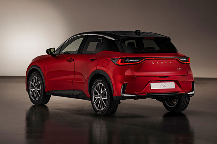 Vòng sang bên sườn, chúng ta sẽ bắt gặp nẹp mạ crôm kéo dài từ cột A đến cột C, ôm lấy nóc xe. Các cột của xe đều được sơn màu đen, tạo hiệu ứng nóc trôi nổi. Trong khi đó, vành la-zăng của xe sẽ có thiết kế và kích thước thay đổi theo phiên bản, dao động từ 17 - 18 inch. Đằng sau xe, Lexus LBX 2024 sở hữu đèn hậu LED được bao quanh bằng dải đèn có thiết kế xuyên suốt.