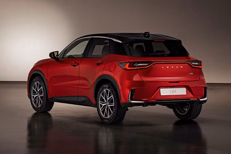 Vòng sang bên sườn, chúng ta sẽ bắt gặp nẹp mạ crôm kéo dài từ cột A đến cột C, ôm lấy nóc xe. Các cột của xe đều được sơn màu đen, tạo hiệu ứng nóc trôi nổi. Trong khi đó, vành la-zăng của xe sẽ có thiết kế và kích thước thay đổi theo phiên bản, dao động từ 17 - 18 inch. Đằng sau xe, Lexus LBX 2024 sở hữu đèn hậu LED được bao quanh bằng dải đèn có thiết kế xuyên suốt.
