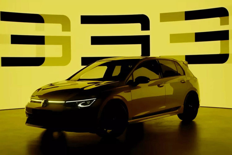 Siêu phẩm Volkswagen Golf R 333 Limited Edition đặc biệt này chỉ được sản xuất với số lượng giới hạn 333 chiếc. Dù sở hữu giá bán đắt đỏ so với những mẫu xe cùng phân khúc nhưng Golf R 333 Limited Edition vẫn thu hút không ít sự quan tâm của mọi người.