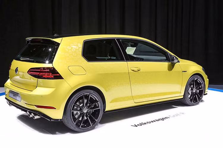 Ngoài ra, xe còn được hỗ trợ hệ thống kiểm soát lực kéo Torque Vectoring, chế độ lái Drift và Special. Cung cấp sức mạnh cho Volkswagen Golf R 333 là khối động cơ 4 xy-lanh tăng áp 2.0L. Xe có khả năng tăng tốc 0-100 km/h chỉ trong 4,6 giây, trước khi đạt tốc độ tối đa giới hạn ở mức 270 km/h.