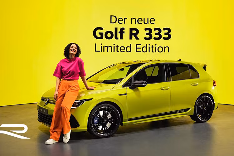Cụ thể ngay khi mở bán, chiếc hatchback hiệu năng cao Volkswagen Golf R 333 cháy hàng chỉ sau 8 phút mở bán - đây cũng là điều gây khá nhiều sự ngạc nhiên cho hãng xe Đức.