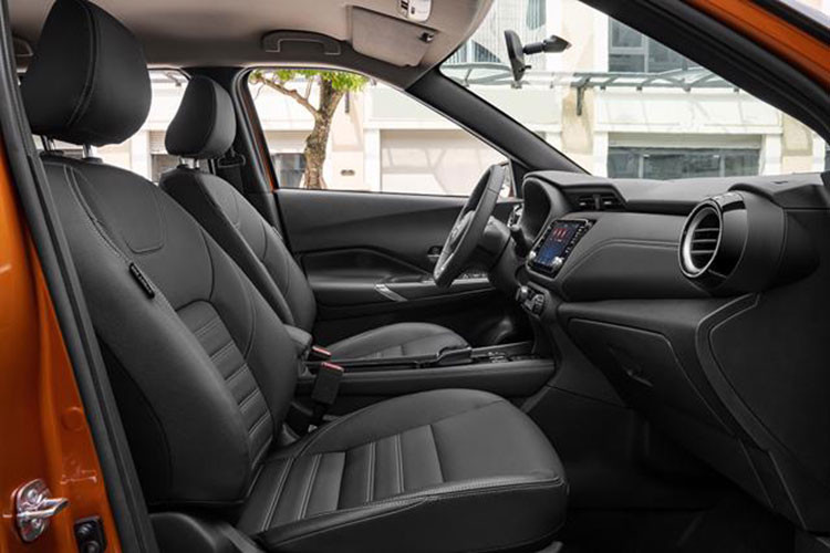 Trong khi đó, động cơ xăng trên xe sẽ chỉ đóng vai trò máy phát điện, cung cấp điện năng cho pin và mô-tơ. Mô-tơ điện của Nissan Kicks e-Power tạo ra công suất tối đa 136 mã lực tại tua máy 3.410 - 9.697 vòng/phút và mô-men xoắn cực đại 280 Nm tại tua máy 0 - 3.410 vòng/phút.