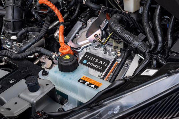 Ngoài ra, xe còn có cụm pin lithium-ion 349V cùng 4 chế độ lái là Eco, Normal, Sport và EV. Trong đó, chế độ EV giúp xe có thể tăng tốc và vận hành như ô tô thuần điện. Với hệ truyền động này, Nissan Kicks e-Power có lượng xăng tiêu thụ khá thấp, cụ thể là 2,2 lít/100 km trong đô thị, 6,1 lít/100 km ngoài đô thị và 4,6 lít/100 km kết hợp.