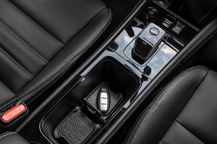 Động cơ xăng của Nissan Kicks e-Power tại Việt Nam là loại 3 xi-lanh, DOHC, 12 van, dung tích 1.2L, tạo ra công suất tối đa 82 mã lực tại tua máy 6.000 vòng/phút và mô-men xoắn cực đại 103 Nm tại tua máy 4.800 vòng/phút.