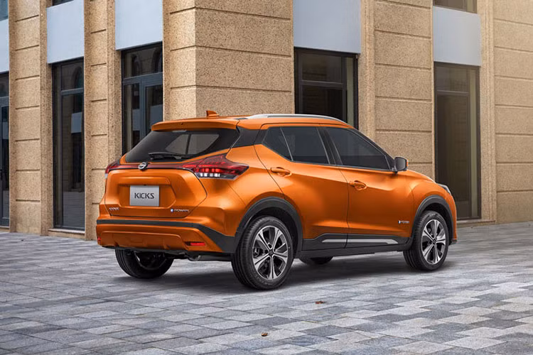 Nissan Kicks e-Power sở hữu những trang bị nổi bật như đèn pha LED, dải đèn LED định vị ban ngày, đèn sương mù LED phía trước, vành hợp kim 17 inch, gương chiếu hậu gập điện/chỉnh điện/tích hợp đèn báo rẽ và đèn hậu LED. Trang bị tiện nghi như ghế lái không trọng lực, bảng đồng hồ kỹ thuật số 7 inch, màn hình cảm ứng trung tâm 8 inch, hỗ trợ Android Auto/Apple Carplay và 2 cổng USB.