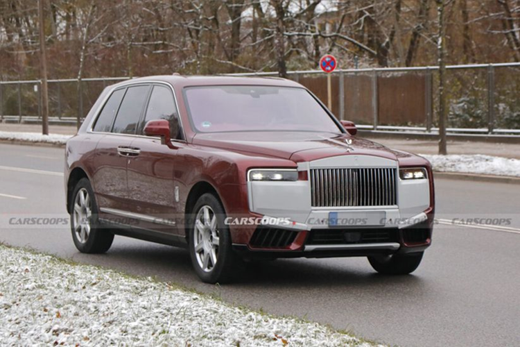 Năm 2015, Rolls-Royce ra mắt Cullinan – mẫu SUV đầu tiên của hãng. Trong những năm tiếp theo, Cullinan đã nhanh chóng trở thành sản phẩm bán chạy nhất của thương hiệu. Giờ đây, mẫu xe rất quan trọng này đang được chuẩn bị cho đợt nâng cấp giữa vòng đời với những thay đổi nhẹ về ngoại thất.