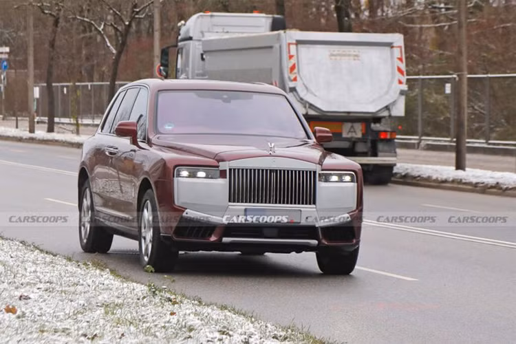 Mới đây, bản nâng cấp của Rolls-Royce Cullinan 2025 mới đã bị bắt gặp khi đang chạy thử gần trung tâm nghiên cứu và phát triển của hãng ở Munich (Đức). Hình ảnh được chụp lại cho thấy mẫu SUV có phần mặt ca lăng nhỏ hơn trước, đường viền mạ crôm đã được loại bỏ và bổ sung dải đèn LED.