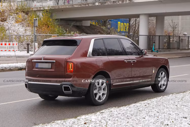 Rolls-Royce hiện vẫn chưa công bố thời điểm giới thiệu Cullinan phiên bản mới. Theo Carscoops, mẫu xe này có thể ra mắt trong giai đoạn cuối năm 2024 hoặc đầu năm 2025.