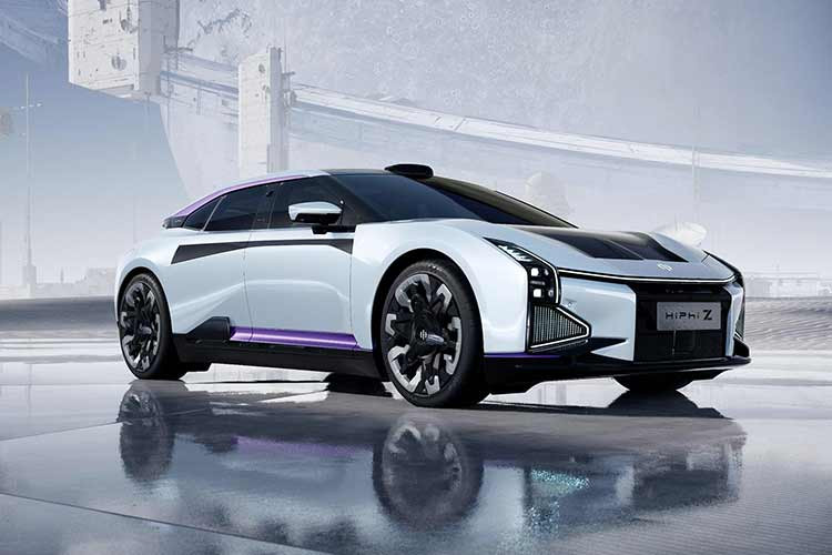 Lưới tản nhiệt dạng kín phía trước của xe được trang bị chức năng đóng mở chủ động giúp làm mát tốt hơn và giảm lực cản của gió ở tốc độ cao, kèm bộ đèn LED và viền lưới tản nhiệt kiểu mới, đồng thời loại bỏ đèn tương tác thông minh ISD trên toàn bộ xe. Về kích thước thân xe, chiều dài, chiều rộng và chiều cao của xe mới lần lượt là 5.036 mm x 2.018 mm x 1.439 mm, chiều dài cơ sở là 3.150 mm.