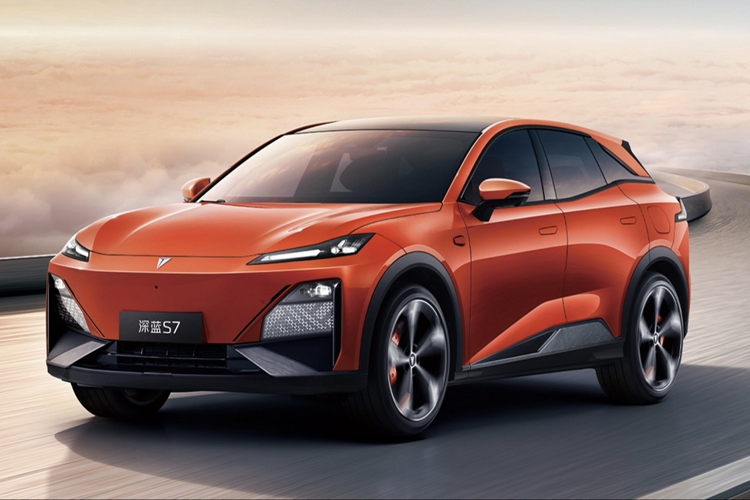 Nội thất tối giản với màn hình điều khiển trung tâm 15,6 inch tích hợp Deepal OS, vô lăng hai chấu đáy phẳng và AR-HUD 53 inch tích hợp chip Qualcomm Snapdragon 8155. Màn hình điều khiển trung tâm có tính năng ra lệnh bằng giọng nói thông minh để điều khiển điều hướng và âm nhạc, điểm truy cập Wi-Fi, Apple CarPlay và Huawei HiCar.