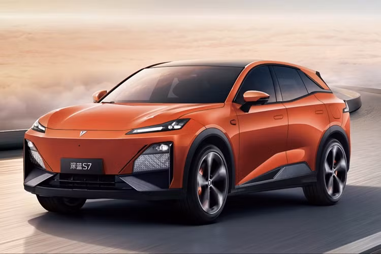 Nội thất tối giản với màn hình điều khiển trung tâm 15,6 inch tích hợp Deepal OS, vô lăng hai chấu đáy phẳng và AR-HUD 53 inch tích hợp chip Qualcomm Snapdragon 8155. Màn hình điều khiển trung tâm có tính năng ra lệnh bằng giọng nói thông minh để điều khiển điều hướng và âm nhạc, điểm truy cập Wi-Fi, Apple CarPlay và Huawei HiCar.