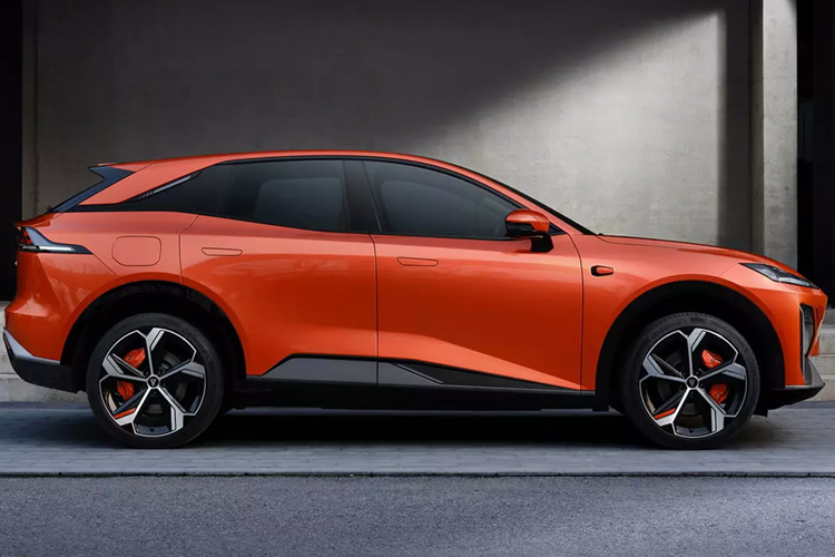 Ngoài ra, hệ thống hỗ trợ lái xe tiên tiến cấp 2 cũng có sẵn, được thực hiện thông qua sáu radar siêu âm và ba radar sóng milimet, bao gồm kiểm soát hành trình thích ứng, cảnh báo va chạm phía trước, phanh khẩn cấp tự động với khả năng nhận biết cả phương tiện và người đi bộ, làn đường. hỗ trợ thay đổi và giám sát điểm mù.