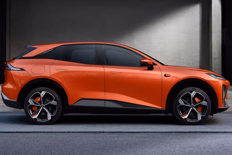 Ngoài ra, hệ thống hỗ trợ lái xe tiên tiến cấp 2 cũng có sẵn, được thực hiện thông qua sáu radar siêu âm và ba radar sóng milimet, bao gồm kiểm soát hành trình thích ứng, cảnh báo va chạm phía trước, phanh khẩn cấp tự động với khả năng nhận biết cả phương tiện và người đi bộ, làn đường. hỗ trợ thay đổi và giám sát điểm mù.