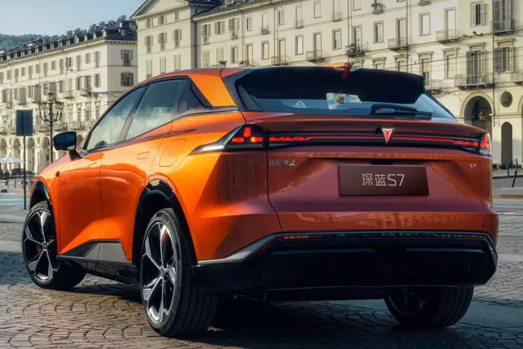 Hệ truyền động tiếp tục được trang bị một mô-tơ đơn phía sau cho công suất tối đa 190 mã lực và mô-men xoắn cực đại 320 Nm. Thời gian tăng tốc từ vị trí xuất phát lên 100 km/h là 6,7 giây và tốc độ tối đa là 180 km/h.