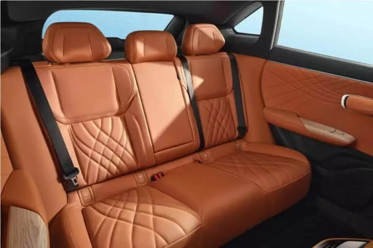 Không có thay đổi nào về ngoại hình của Deepal S7 520 Pro so với các mẫu trước đó. Các đường bên của nó trơn tru, kết hợp với cửa không khung, tay nắm cửa ẩn và vành hình năm cánh hoa. Cổng sạc và cổng xăng lần lượt được bố trí ở chắn bùn sau bên trái và bên phải.