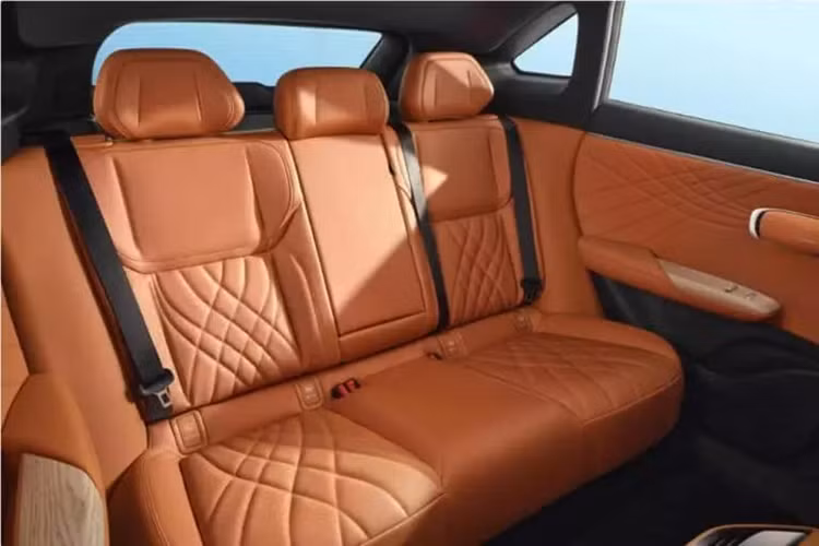 Không có thay đổi nào về ngoại hình của Deepal S7 520 Pro so với các mẫu trước đó. Các đường bên của nó trơn tru, kết hợp với cửa không khung, tay nắm cửa ẩn và vành hình năm cánh hoa. Cổng sạc và cổng xăng lần lượt được bố trí ở chắn bùn sau bên trái và bên phải.