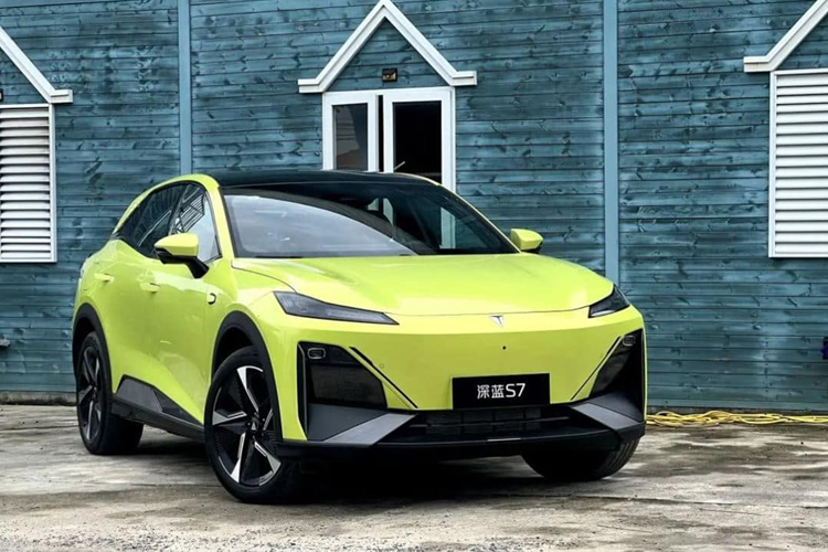 Được định vị là mẫu SUV cỡ trung, Deepal S7 520Pro có kích thước 4750/1930/1625 mm với chiều dài cơ sở 2900 mm, bố trí 5 chỗ ngồi. Đuôi xe cũng không thay đổi với đèn hậu dạng xuyên thấu, logo xe phát sáng và đèn phanh trên cao.