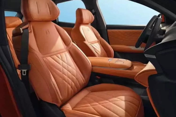 Dù mức giá xe Deepal S7 khá hợp lý, nhưng Deepal vẫn muốn mang đến cho xe S7 1 giá bán tốt hơn, cũng như khi lắng nghe yêu cầu của khách về bản Deepal S7 520 Max giá rẻ, hãng đã cho ra đời Deepal S7 520 Pro, với giá bán rẻ hơn 10.000 nhân dân tệ, tương đương 32 triệu đồng.