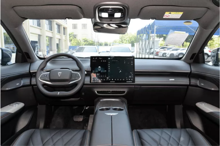 Xe có 2 bản chính là Deepal S7 EV và EREV, ở phiên bản EV, Deepal S7 có giá bán 189.900 nhân dân tệ đến 202.900 nhân dân tệ, tương đương 616 triệu đồng và 658 triệu đồng. Còn Deepal S7 phiên bản EREV có ba mẫu với mức giá từ 149.900 đến 169.900 nhân dân tệ (tương đương 486 đến 551 triệu đồng).