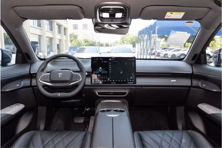 Xe có 2 bản chính là Deepal S7 EV và EREV, ở phiên bản EV, Deepal S7 có giá bán 189.900 nhân dân tệ đến 202.900 nhân dân tệ, tương đương 616 triệu đồng và 658 triệu đồng. Còn Deepal S7 phiên bản EREV có ba mẫu với mức giá từ 149.900 đến 169.900 nhân dân tệ (tương đương 486 đến 551 triệu đồng).