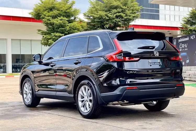 Thứ hai là hệ truyền động Hybrid với động cơ xăng 2.0 kết hợp với hai mô tơ điện được cung cấp năng lương thông qua pin lithium-ion, cho công suất tối đa 207 mã lực và mô-men xoắn cực đại 335 Nm, đi kèm hộp số tự động vô cấp e-CVT riêng cho hệ thống này.